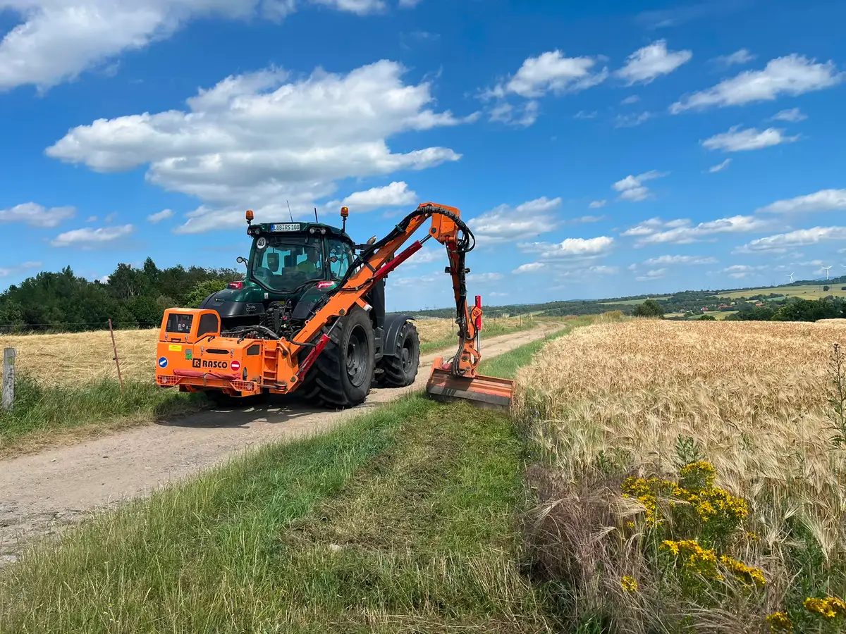 Mulcharbeiten mit Auslegemulcher am Wegesrand